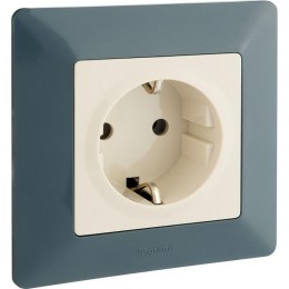 Розетка 1-м СП Valena Life 16А IP2X 250В 2P+E безвинтов. клеммы с лицев. панелью механизм сл. кость Leg 753521
