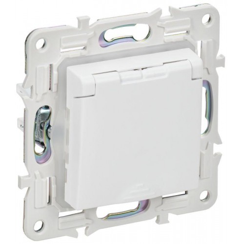 Розетка 1-м SKANDY 16А IP44 с заземл. защ. шторки с крышкой SK-R11W арктич. бел. IEK SK-R16-16-44-K01